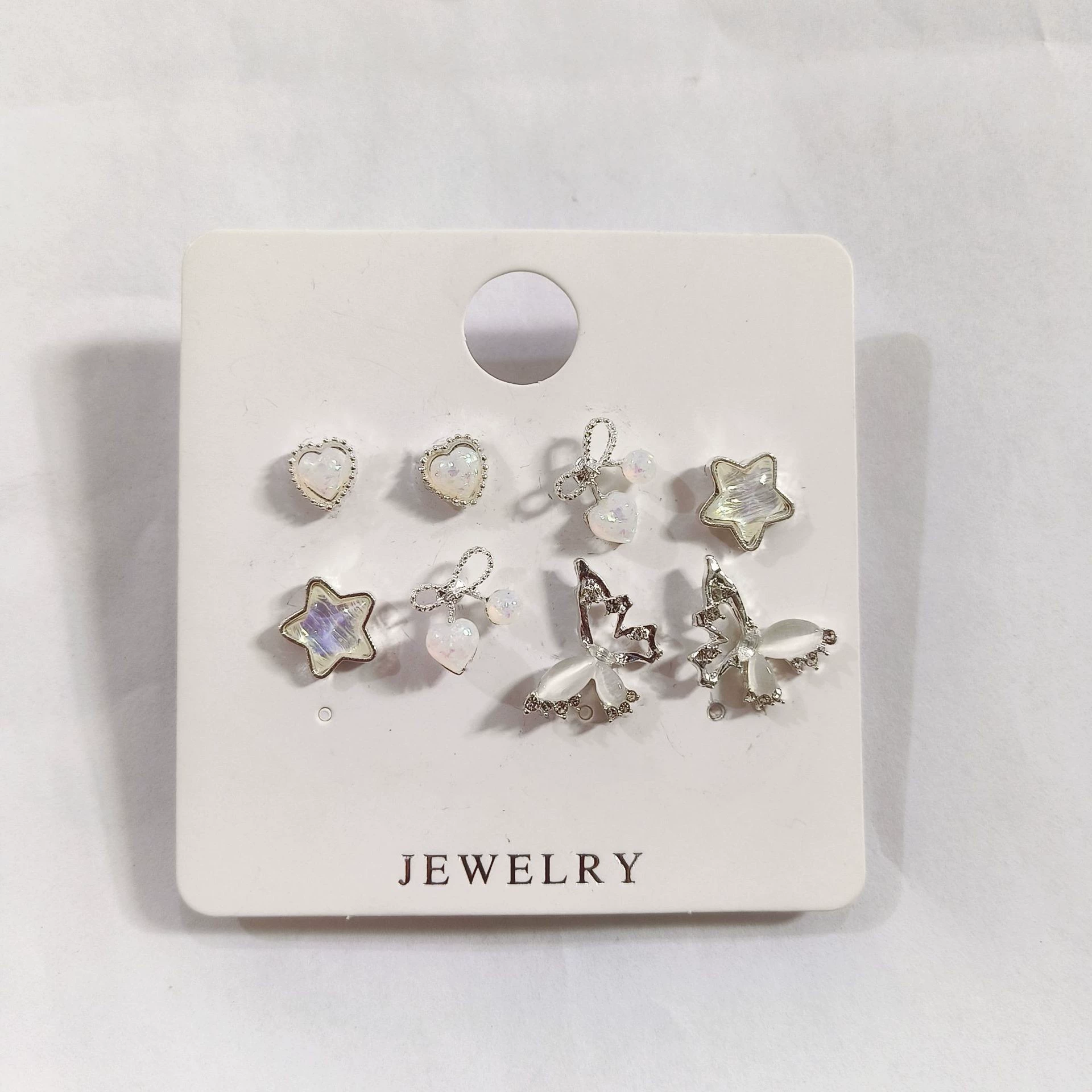Fresh cute small universal earrings, simple and elegant design