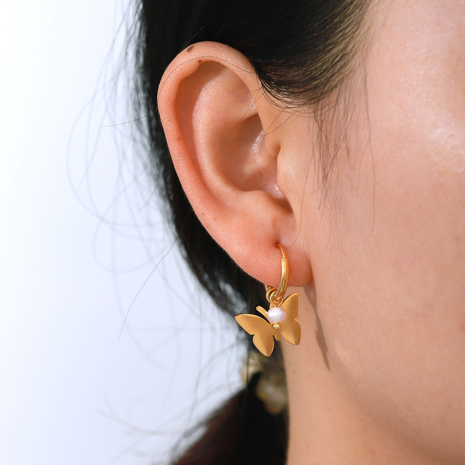Neue Stil 18k Gold Überzogene Glatte Schmetterling Perle Anhänger Edelstahl Ohrringe display picture 1