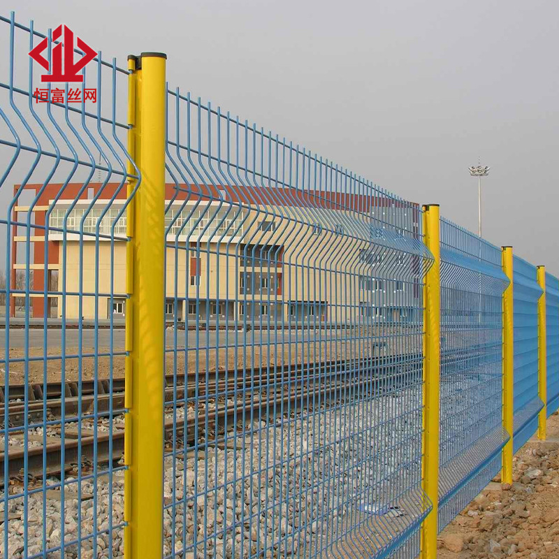 厂家供应三角折弯护栏网,河道水库围栏，桃型立柱浸塑,引江济淮