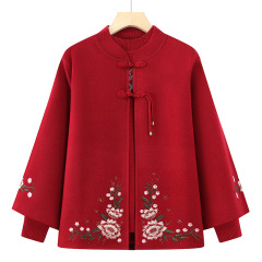 秋冬のお母さんは服を二枚着ています。