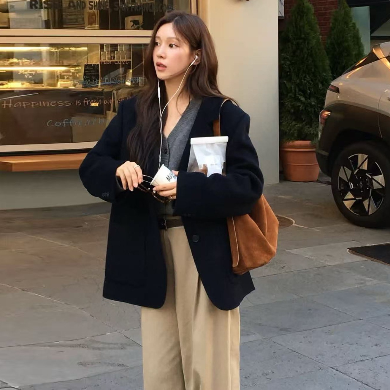 Korean-style, gentle, elegant, versatile, work-appropriate single-breasted blazer with a relaxed fit and structured shoulders, navy blue, one size fits all.