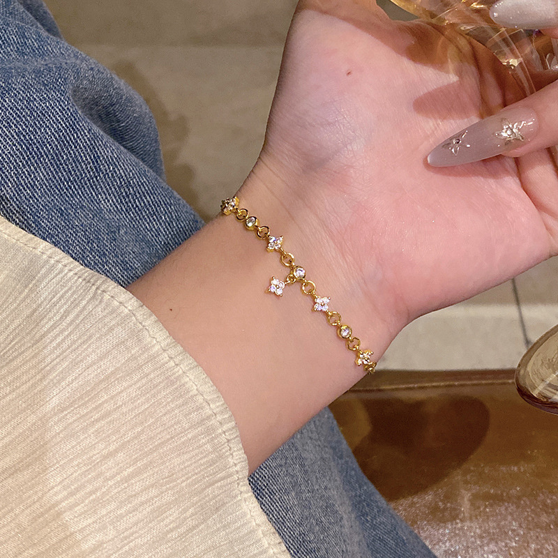 Pulsera de perlas de sentido avanzado de nicho de lujo ligero, temperamento de moda coreano femenino, pulsera de amor de circón intermitente, pulsera de cristal