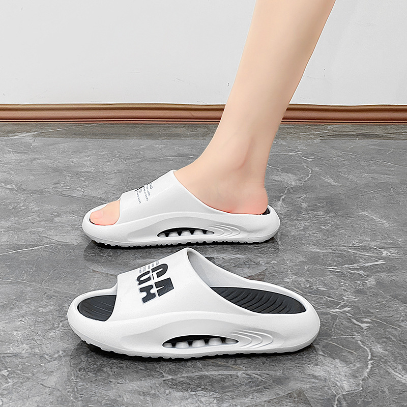 Los hombres de verano se ponen cómodos en el hogar, zapatillas de callejera para parejas.