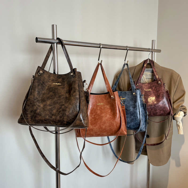 Mochila de moda de cuero suave de gran capacidad 2025, primavera nueva bolsa de hombro de viaje, bolso de mano de cuero retrógrado para mujeres