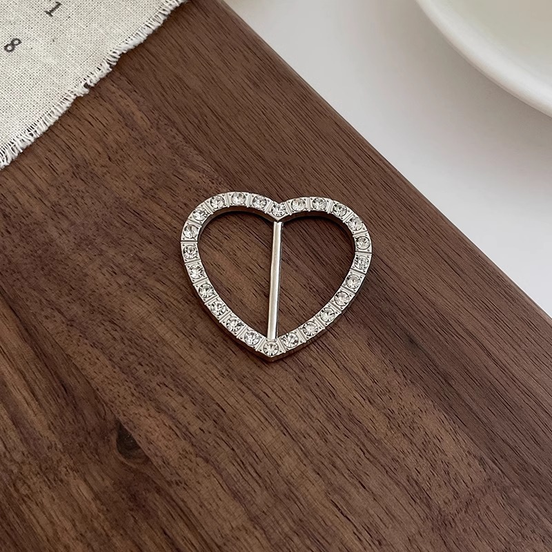 Hebilla anudada en las esquinas de la ropa mujer 2025 nuevo hebilla de toalla de seda botón de perlas de alta gama hebilla de hebilla de ropa de alta gama