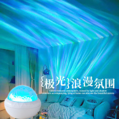 水の波の星の空の頂は小さい夜の明かりを投影します。