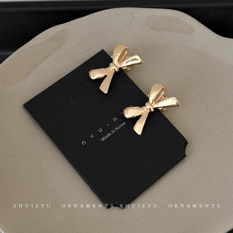 1 # clip lateral pequeño con lazo-individual dorado.