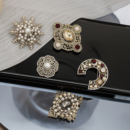 British retro Baroque palace brooch, medieval men's and women's suits, micro-embellished diamond pearl flower brooch, coat accessories