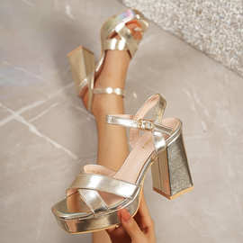 大码一字带高跟鞋凉鞋时尚金色高跟女士秋冬季粗跟防水台露趾摩登