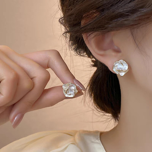 French-style temperament camellia earrings for women  new high-end mother-of-pearl flower earrings unique design earring drop decorations