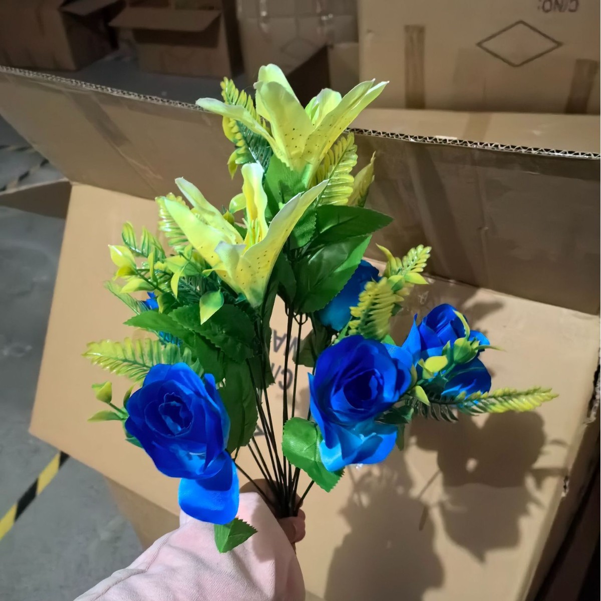 Venta al por mayor del fabricante: Ramo artificial de 12 cabezas de rosas nobles, lirios y frutos auspiciosos para bodas y eventos.