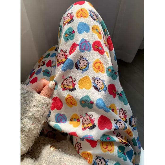 日本の少女は、夏のパジャマを散歩しています。|undefined