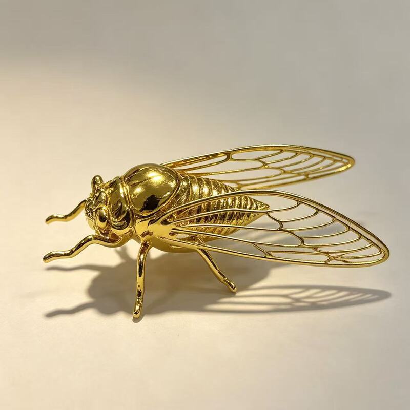 Alloy three-dimensional golden cicada ornament for study room tea table, a show-stopping art decoration and craft for personal enjoyment Alloy three-dimensional golden cicada ornament for study room tea table, a show-stopping art decoration and craft for personal enjoyment