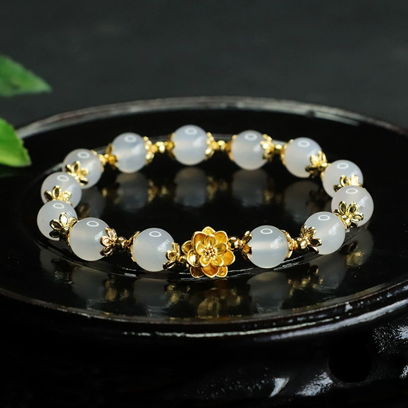 Браслет из бусин (Agate), белый халцедон ≈8 мм, золотистый лотос, 20 см