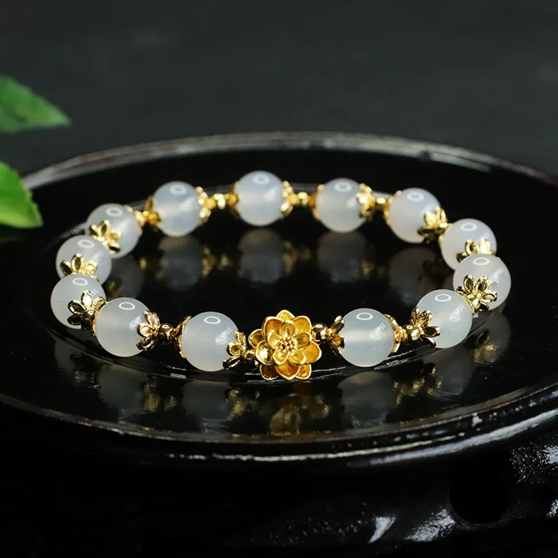 Браслет из бусин (Agate), белый халцедон ≈8 мм, золотистый лотос, 20 см