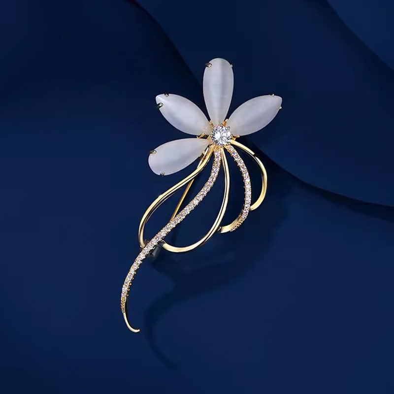 New High-end Flower Brooch Women's Fashionable Atmospheric Corsage Light Luxury Niche High-end Design Sense Pin Suit Accessories