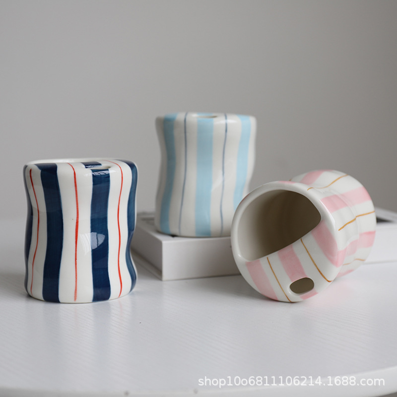 Ventas transfronterizas calientes cerámicas simples tazas de paja de café tazas de agua domésticas tazas de alto valor de cara tazas de rayas coreanas pintadas a mano tazas