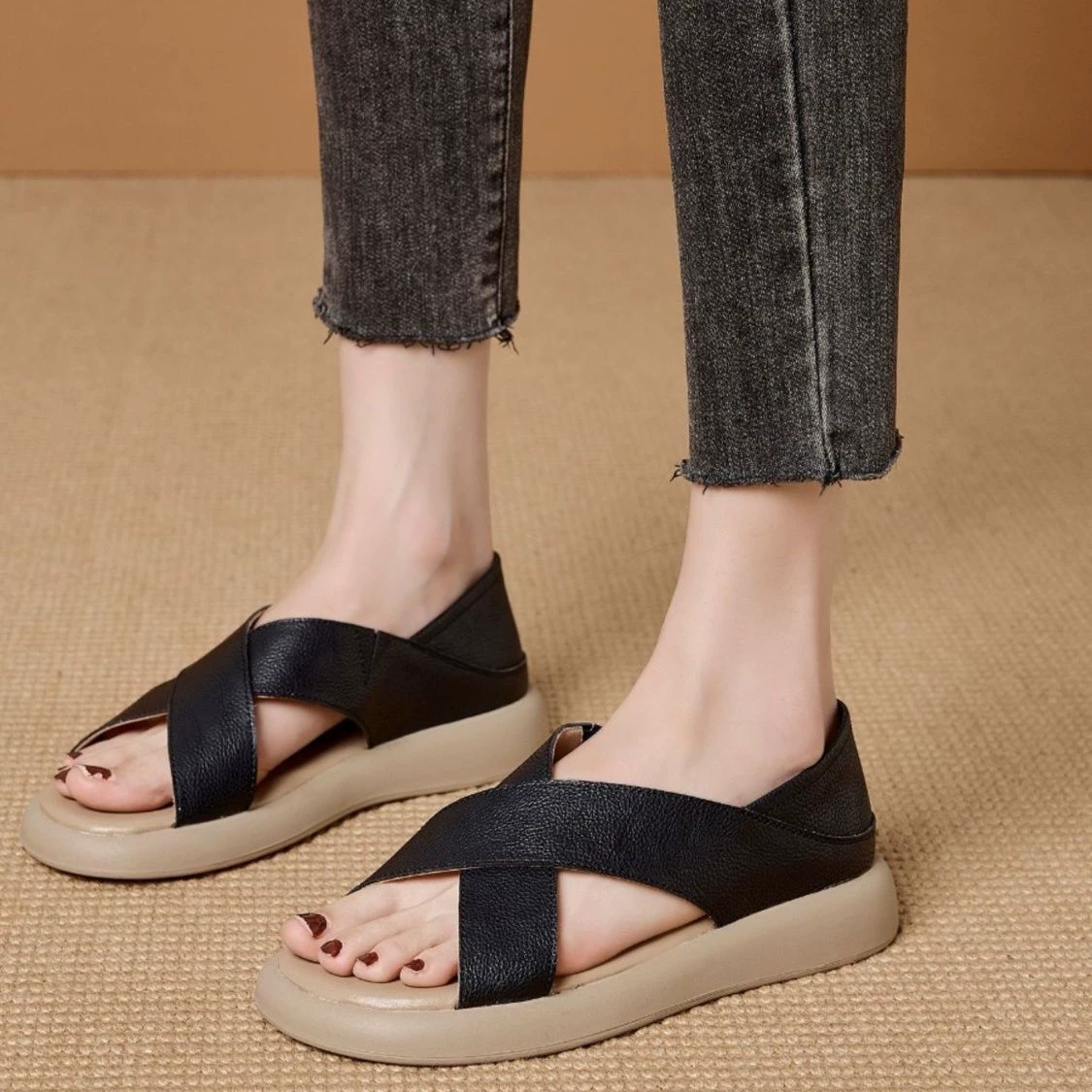 Универсальные плоские римские сандалии для женщин с ремешками, летние новинки 2025 года, универсальные пляжные сандалии для женщин.