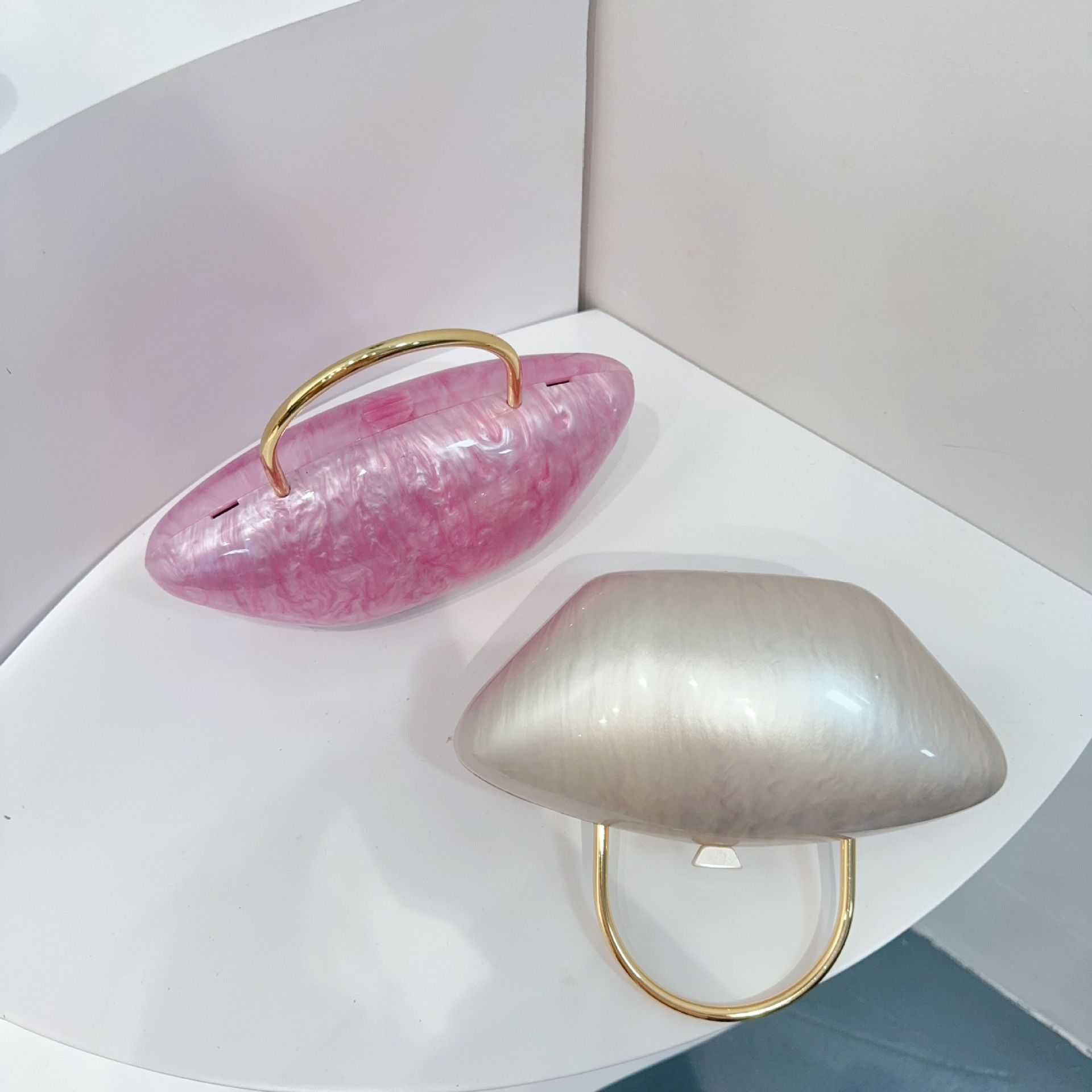 Nuevas bolsas de damas transfronterizas acrílicas bolsas de cena de hombro único inclinado partido de lujo ligero cadena conchas de mano bolsa de cena