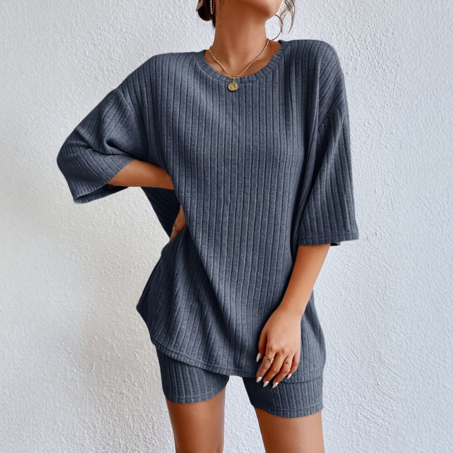 Nieuwe stijl gebreide ribstof tweedelige set voor dames: casual losvallende top met korte mouwen en bijpassende shorts. Modieuze en veelzijdige kleding._voghion.com