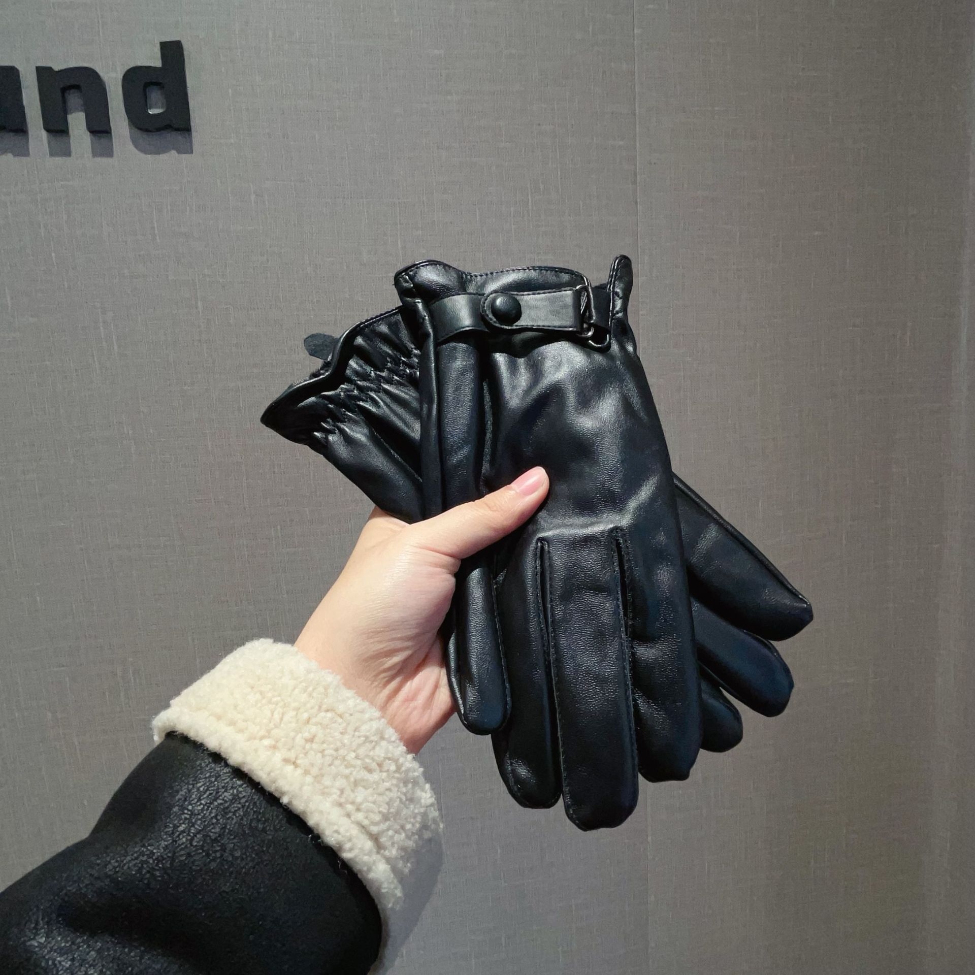 Fünf-Finger-Voll-Touchscreen-PU-Lederhandschuhe Damen Winter-Samt-Handschuhe aus kleinem duftendem Windperlenprotein-Leder_voghion.com