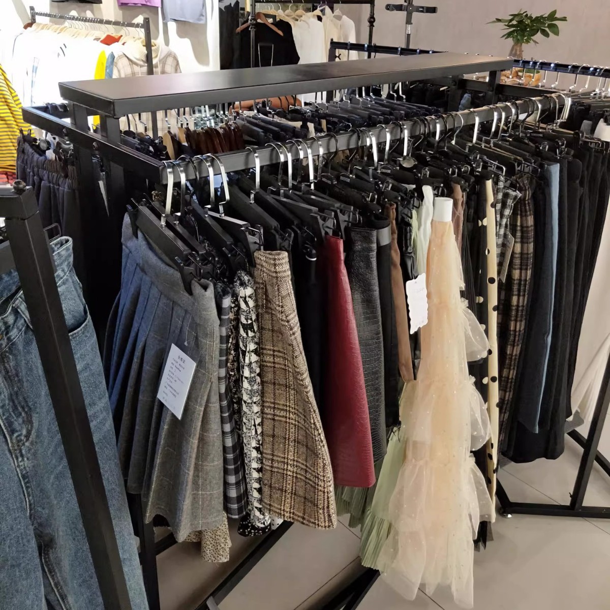 Estante de la isla media simple tienda de ropa estante de exhibición de piso ropa de hombre y mujer ropa infantil doble fila estante medio barra paralela percha lateral