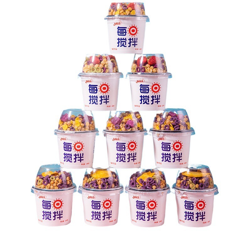 常味は毎日ヨーグルトの飲み物をかき混ぜます。|undefined
