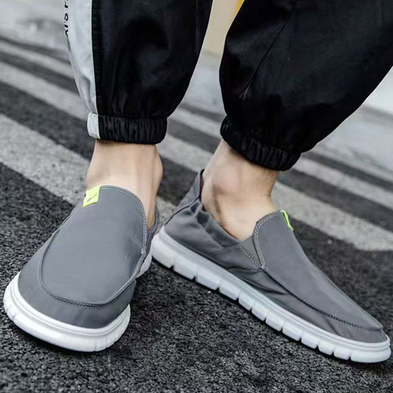 Zapatos de lona ligeros marca Warrior, nuevos zapatos casuales sin cordones de color sólido, transpirables y cómodos, zapatos de tela para hombre al por mayor.