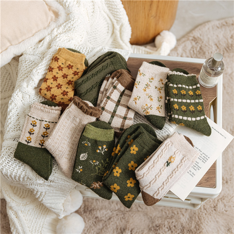 秋冬羊毛袜民族风绿色小花INS潮中筒女袜保暖森系堆堆袜子批发