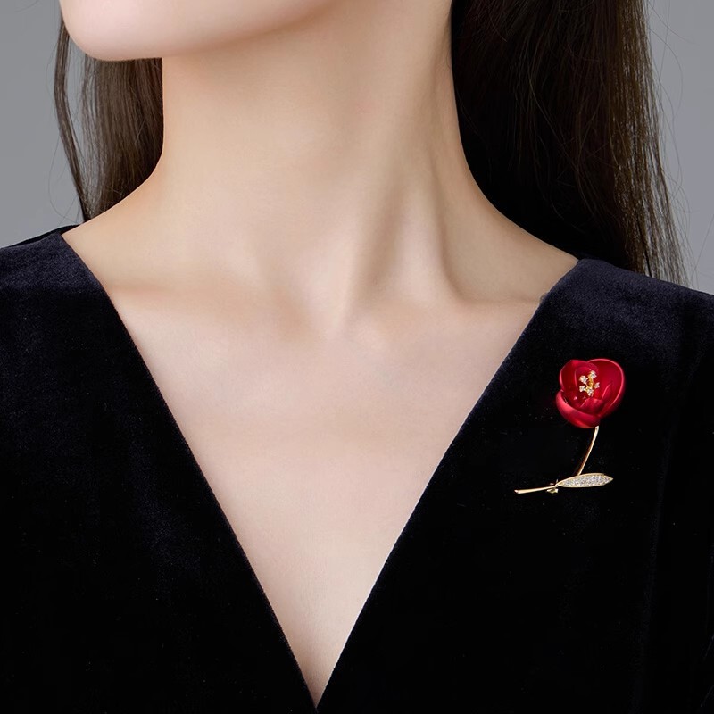 赤いカイドウの花のブローチの女性の豪華な気質の胸の花のピンは服のデザイン感を固定します。|undefined