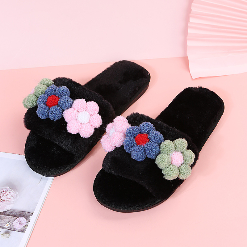 Pantuflas peludas de flores coloridas de fondo plano NSKJX104840