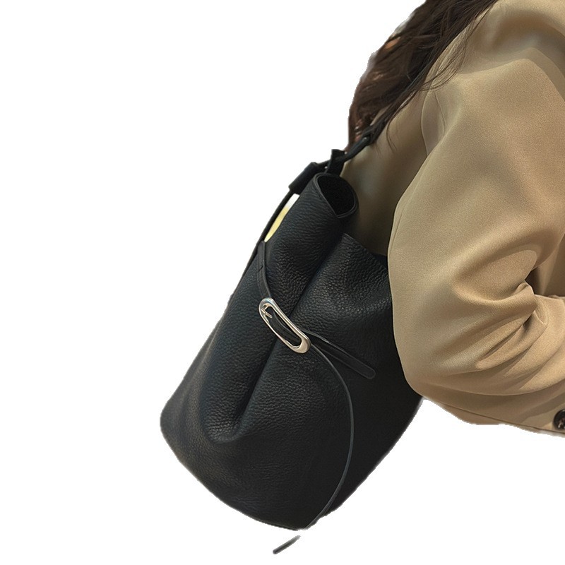 Women's Leather Bucket Shoulder Bag Simple Trendy Commuter Style_voghion.com