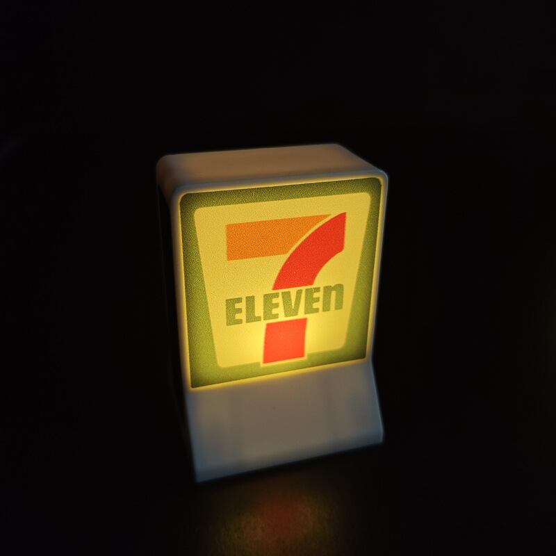 創意的な冷蔵庫はコンビニのランプブランドのローソン711の家族商店を貼って発光します。|undefined