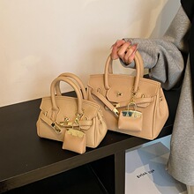 �߼���С������Ů2025�����¿�͹ņμ�б����r�������K���Q���l