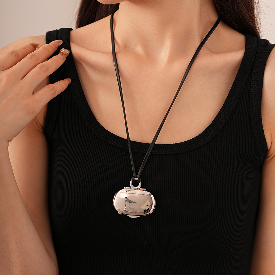 38g Weight Alloy Pendant Material Pendant Necklace Classification Alloy, Leather Rope Chain Material snake chain Chain Type 1 Piece Quantity Holiday, Daily, Selfie Occasion Alloy Material Geometric Pattern Women's Gender Plating Design Simple Style Style Simple Style Geometric Alloy Snake Chain Pendant Necklaces Wholesale 5