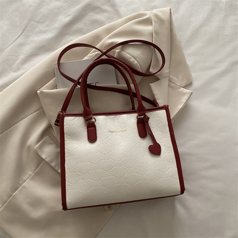 Simple nuevo bolso de mujer, bolso práctico de alto nivel, invierno 2024 nuevo estilo universal en la textura de la bolsa de transporte