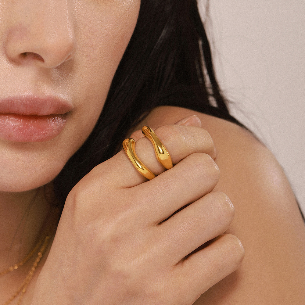 鑫芸鑫ins国境を越えたステンレス材質の幾何学的不規則な指輪の女性は18k金をメッキして色を落とさない指輪卸売りをしている