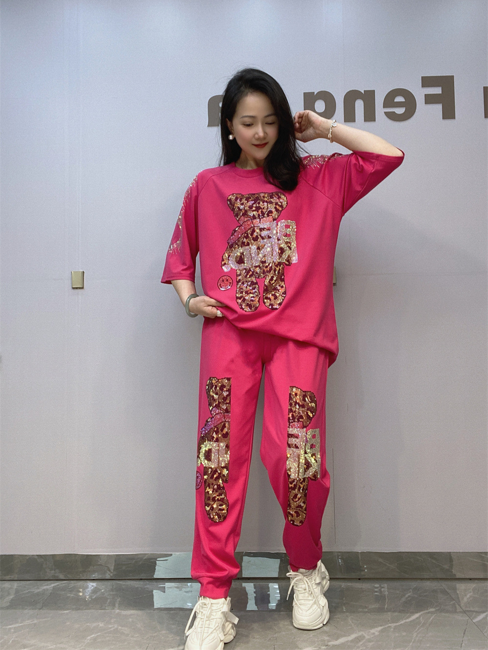 Traje de mujer de verano europeo, traje de dos piezas, industria pesada, perforación en caliente de algodón romano, camiseta suelta de manga corta, traje de pantalón, moda