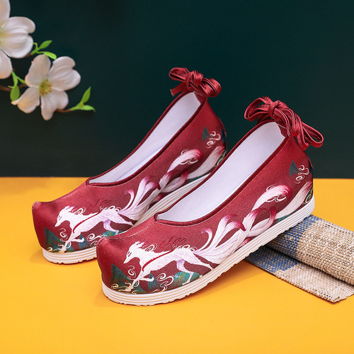 Light given summer cloud nine-tailed fox Fairy Hanfu Shoes increased female in ancient Ming made old Beijing cloth shoes embroidered shoes with flat sole