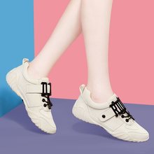 小白鞋女2022春季新款百搭透气平底网红板鞋运动学生休闲韩版单鞋
