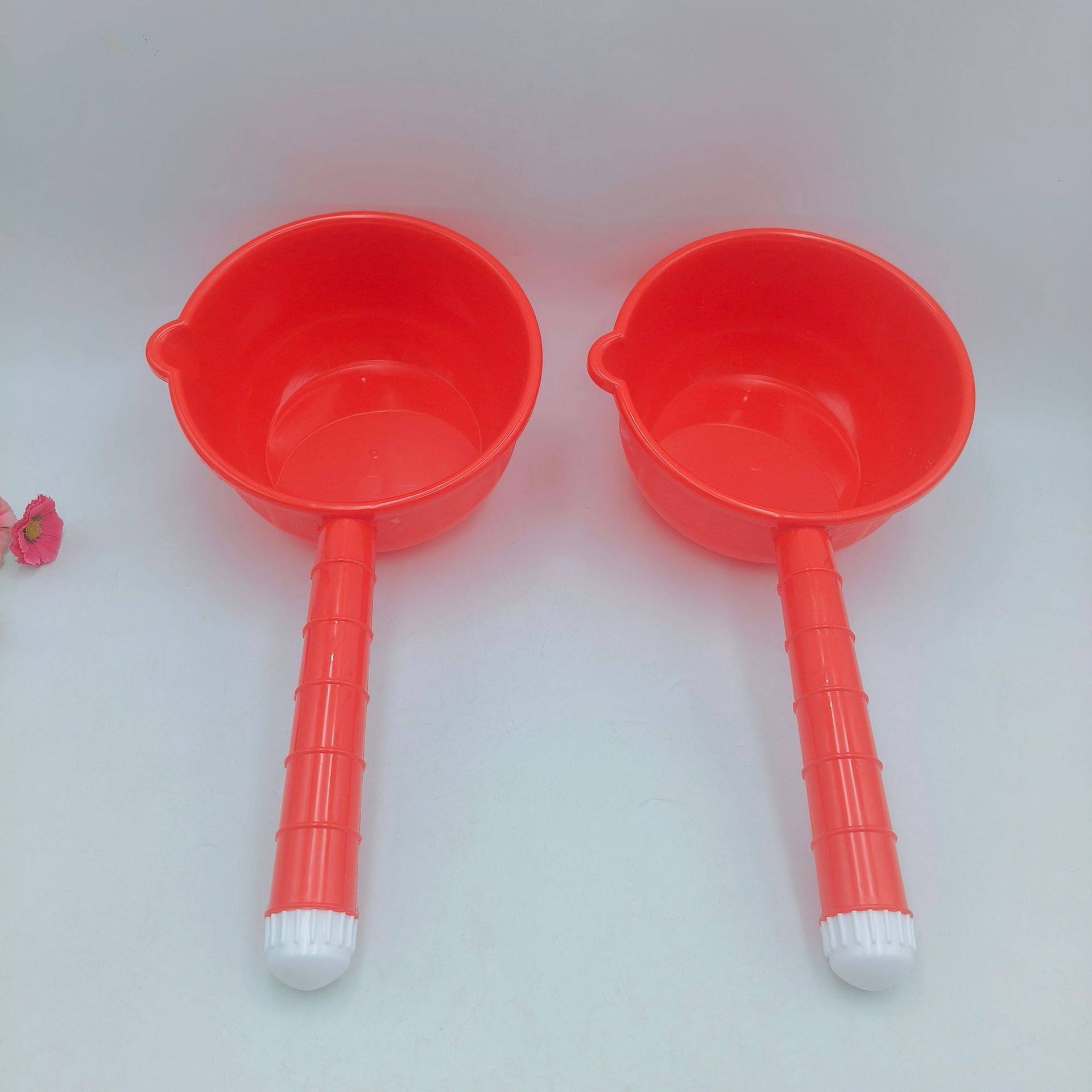 Thickened Plastic Long-Handled Kitchen Ladle, Water Scoop, Bath Ladle with Spout, Threaded Handle Water Scoop, Two-Yuan Wholesale