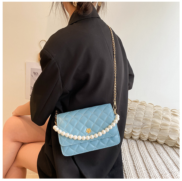 Korean Large Capacity Pearl Chain Messenger Small Square Bag Wholesale display picture 6