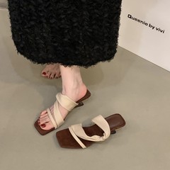 坂のハイヒールの赤いフランスのサンダルのアンドロメダの靴は2025の新型の夏の気質を着てスカートのサンダルを配合します。