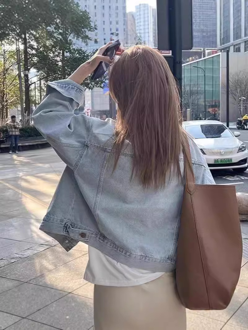 ネットの赤いヨーロッパ式の水は綿の復古のデニムのコートを洗います。