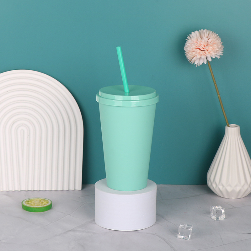 Caramelo transfronterizo red de color rojo ventas calientes sin borde taza de paja de plástico americano con tapa taza de paja taza de agua mayorista