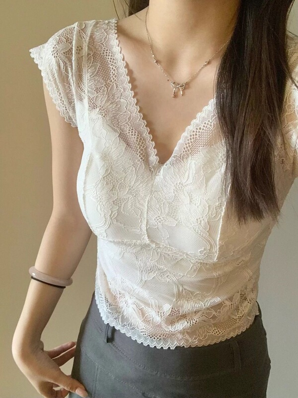 Sweet Girly Lace-Trimmed V-Neck Top with Small Flutter Sleeves, Built-In Chest Pads, and a Cropped Design with a Beautiful Back, Suitable as a Base Layer Sweet Girly Lace-Trimmed V-Neck Top with Small Flutter Sleeves, Built-In Chest Pads, and a Cropped Design with a Beautiful Back, Suitable as a Base Layer