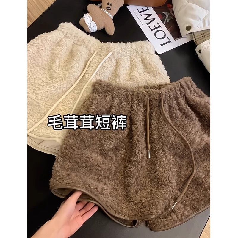 Lamb Wool Casual Shorts for Women, Autumn and Winter 2026 New Versatile Outerwear, Elastic Waist, Slimming, Loose, Stylish Pants