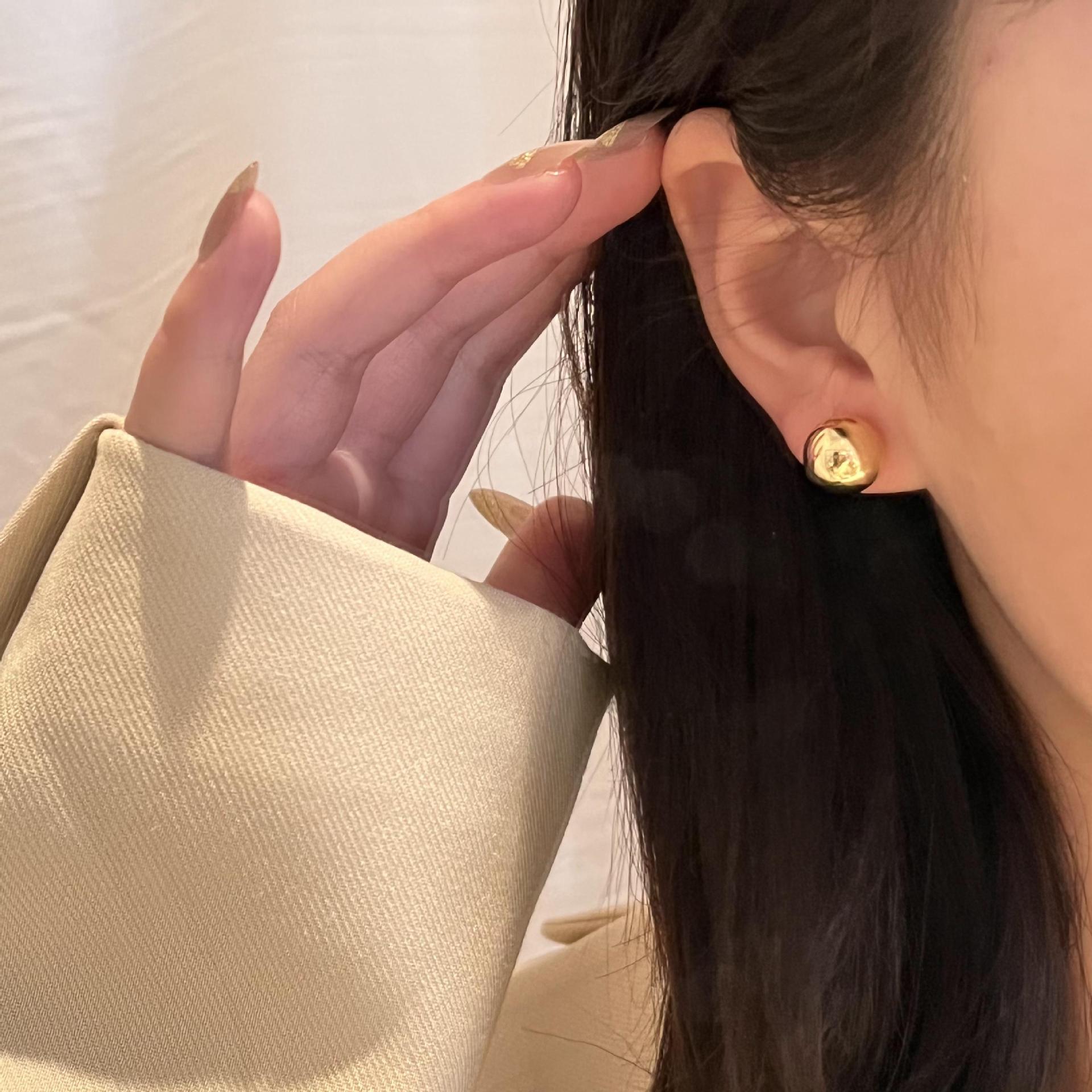 Fashionable golden small ball womenu0027s alloy earrings wholesale