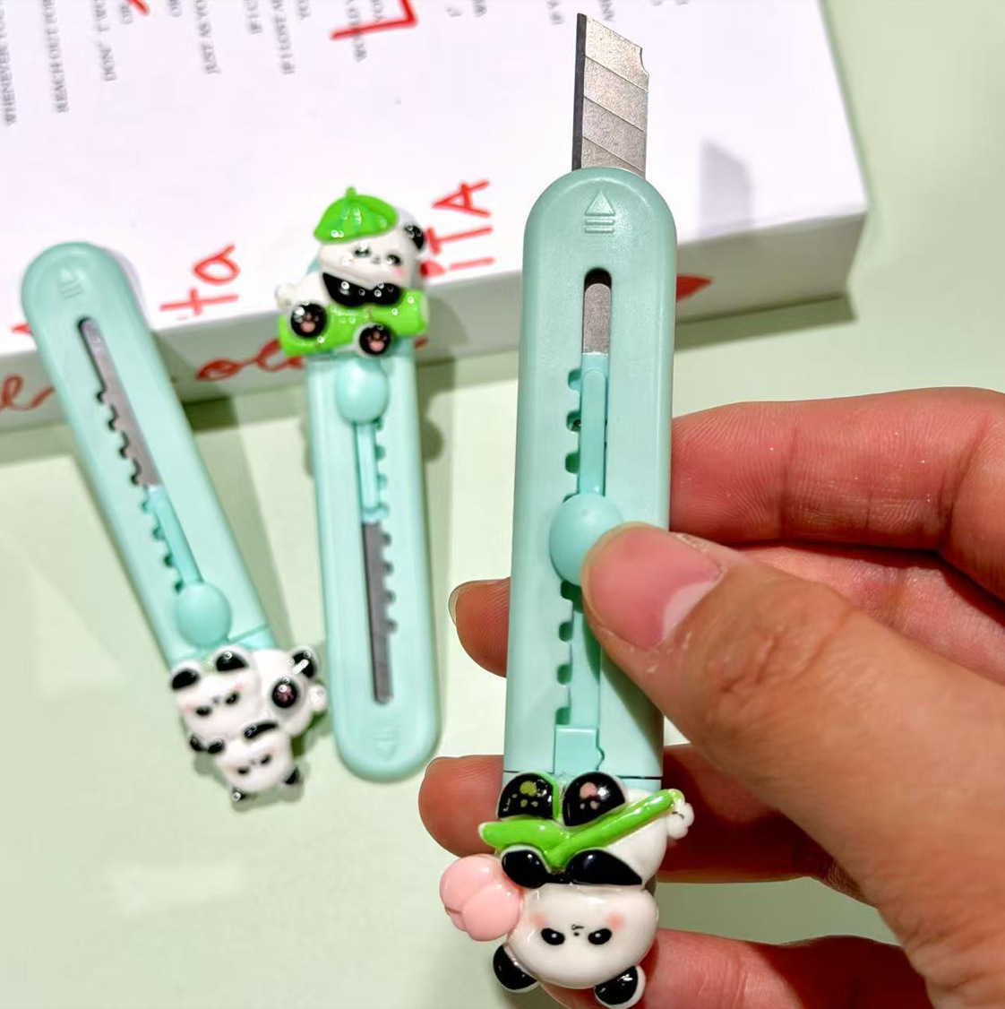 Cuchillo de arte de resina panda adorable estudiante pequeño mini cuchillo de papel pintado desmontar cuchillo de entrega rápida cuchillo de apertura al por mayor