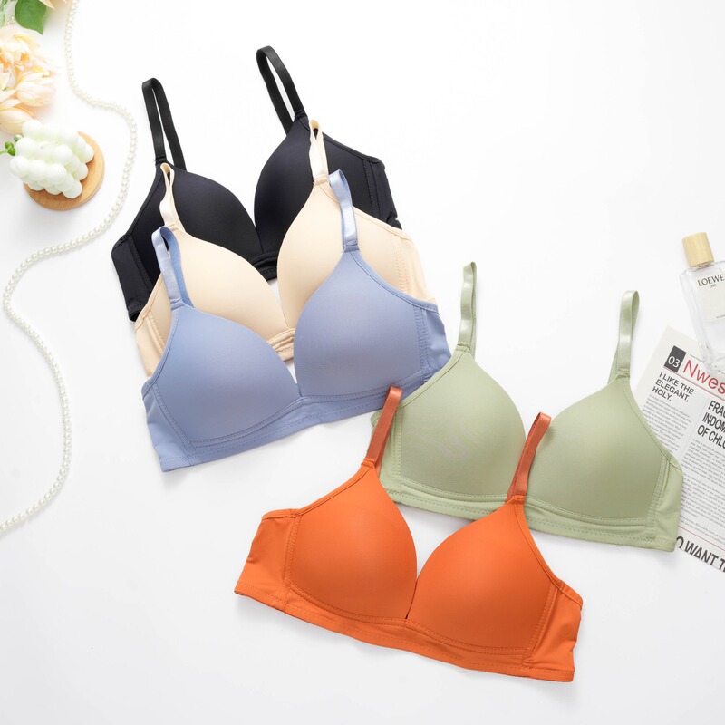 Japanese-Style Thin Smooth Seamless Bra for Women, V-Shaped Triangle Cup, Small Chest Gathering, Wireless, for Young Girls Japanese-Style Thin Smooth Seamless Bra for Women, V-Shaped Triangle Cup, Small Chest Gathering, Wireless, for Young Girls